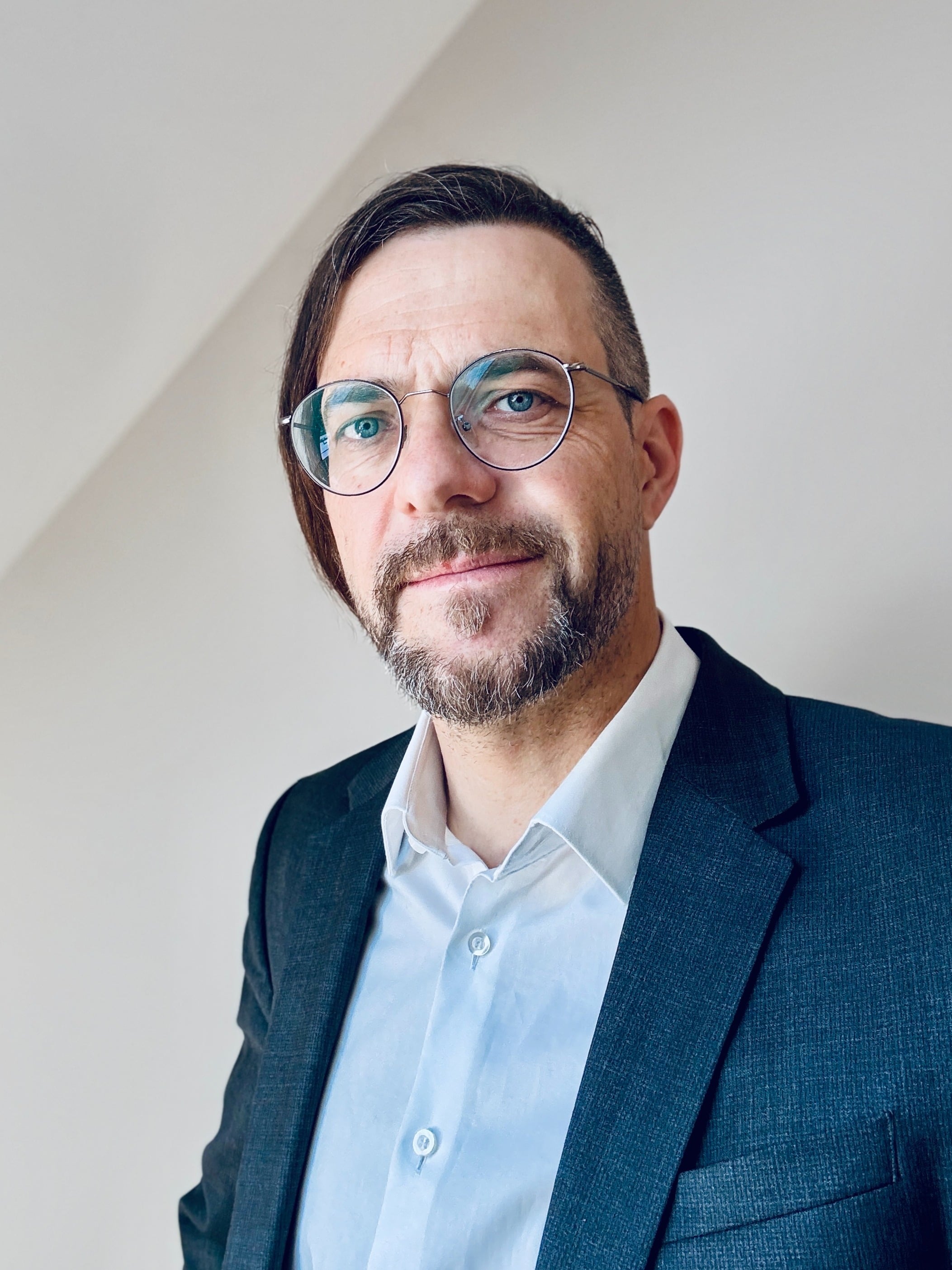 Martin Jesser, Marketing Manager bei Mavie Med, trägt Brille und Business-Outfit und blickt direkt in die Kamera.