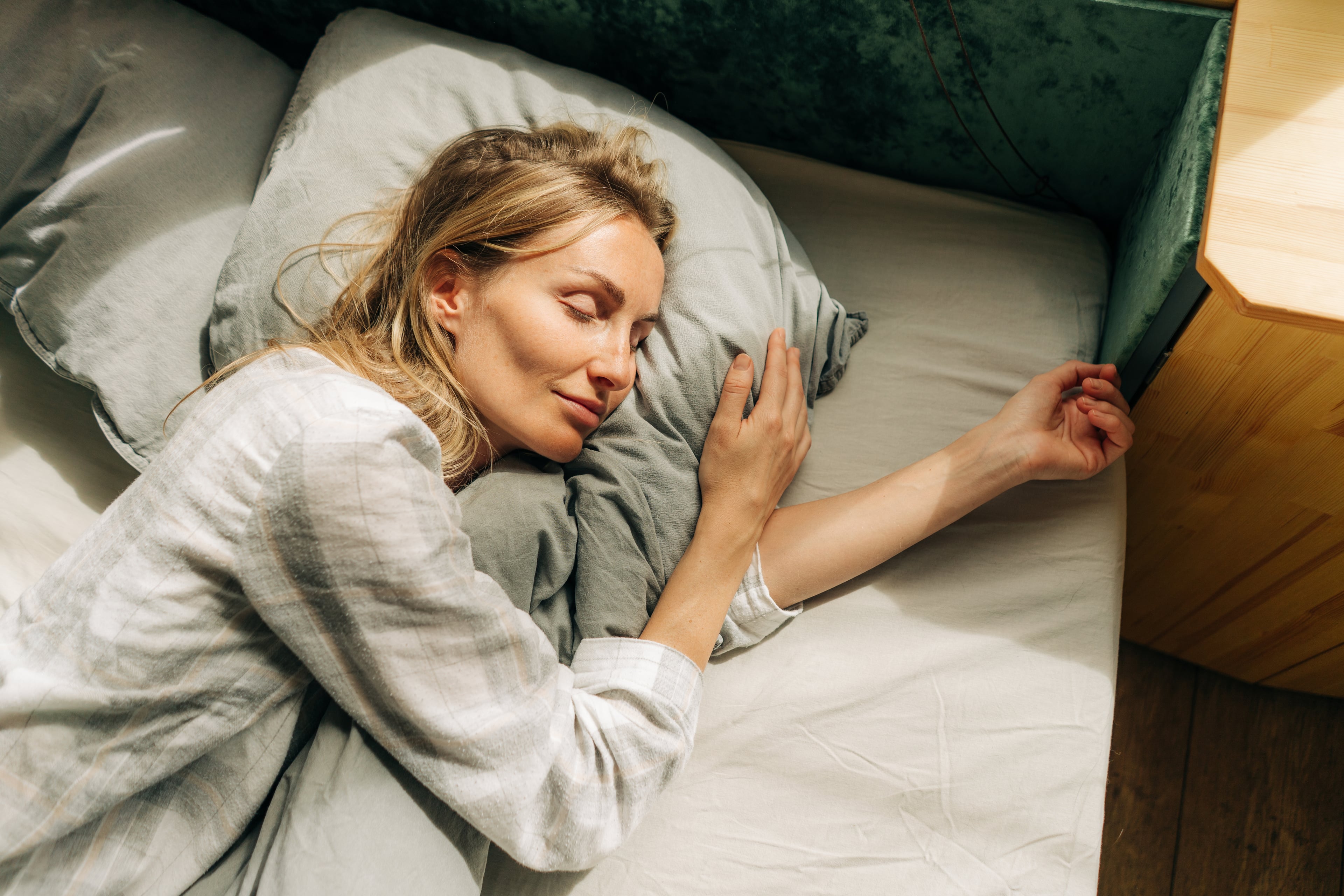 Frau schläft friedlich in ihrem Bett